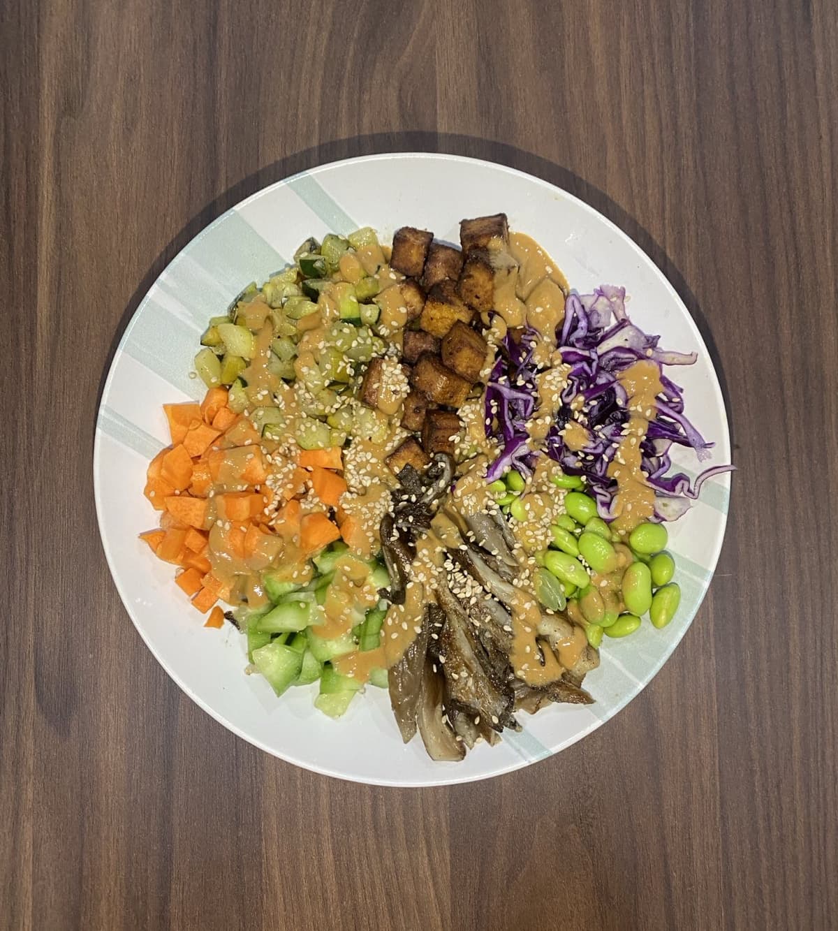 Bowl de Quinoa, Tofu e Legumes