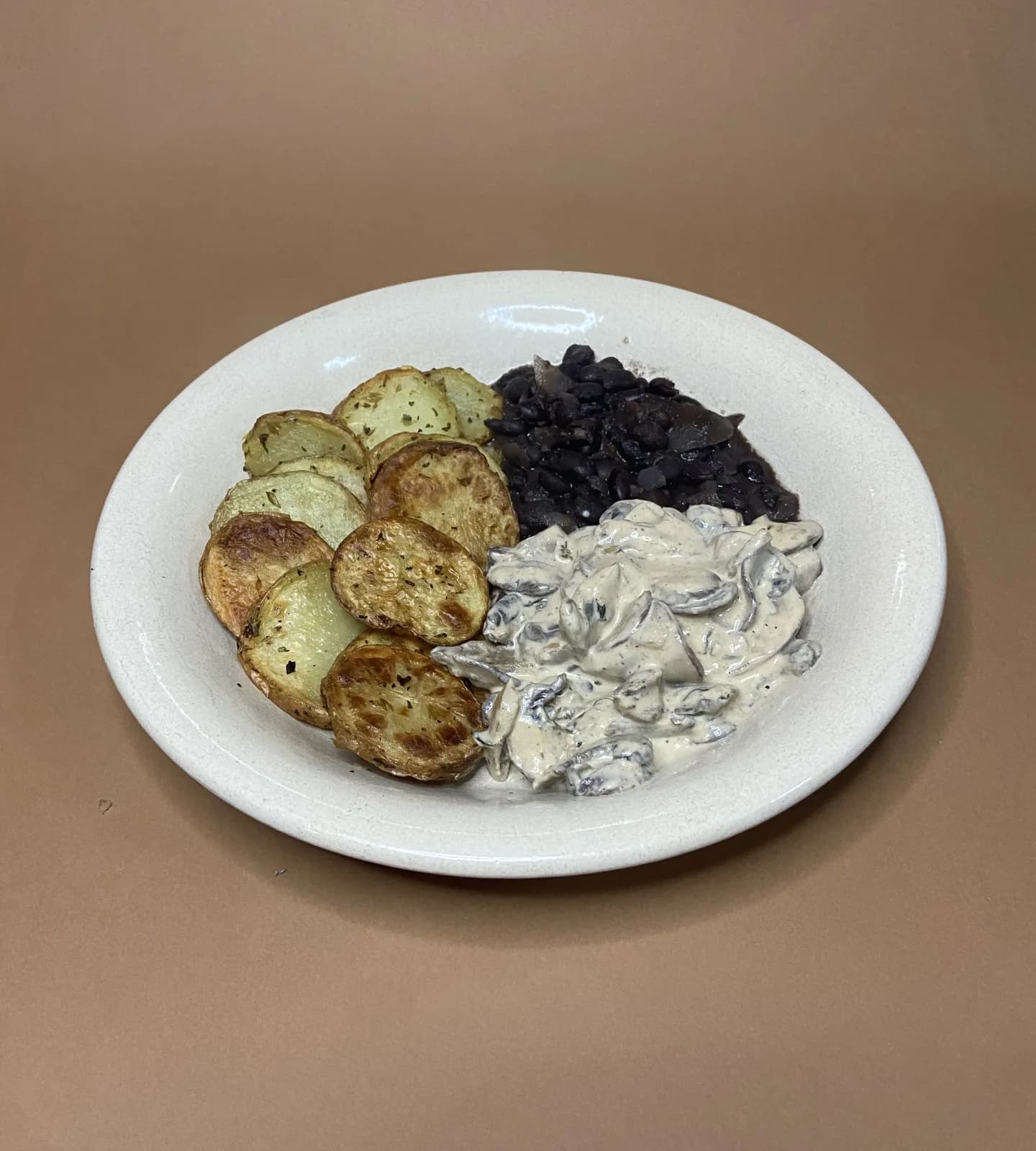 Batatas com Feijão Preto e Molho de Cogumelos