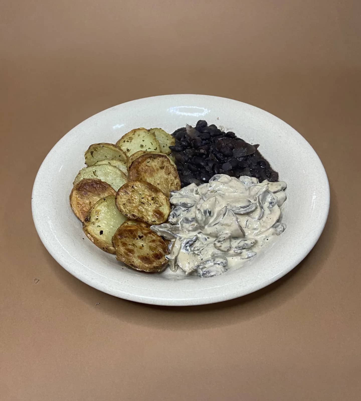 Batatas com Feijão Preto e Molho de Cogumelos