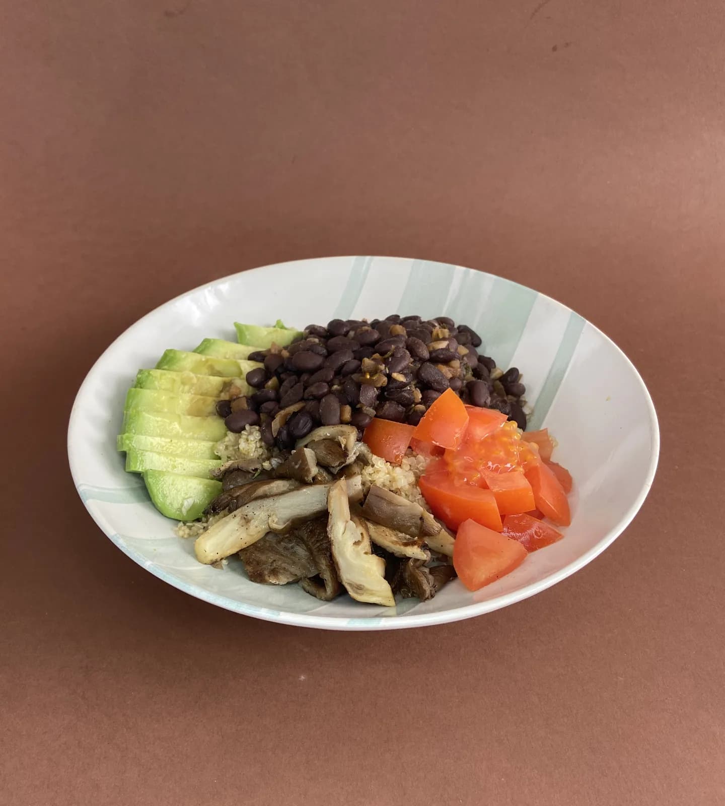 Bowl de Quinoa, Abacate, Pleurothus e Feijão Preto
