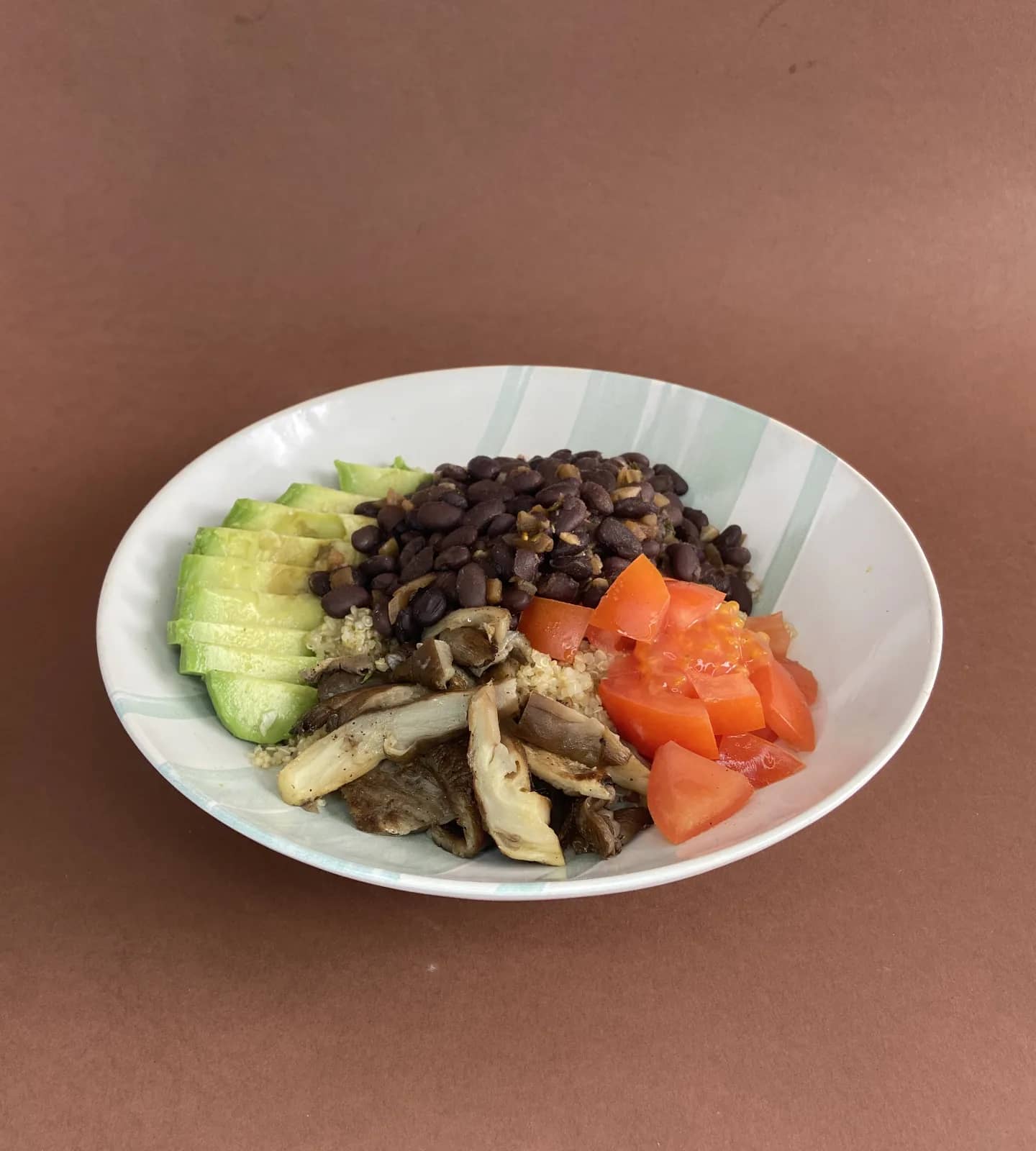 Bowl de Quinoa, Abacate, Pleurothus e Feijão Preto