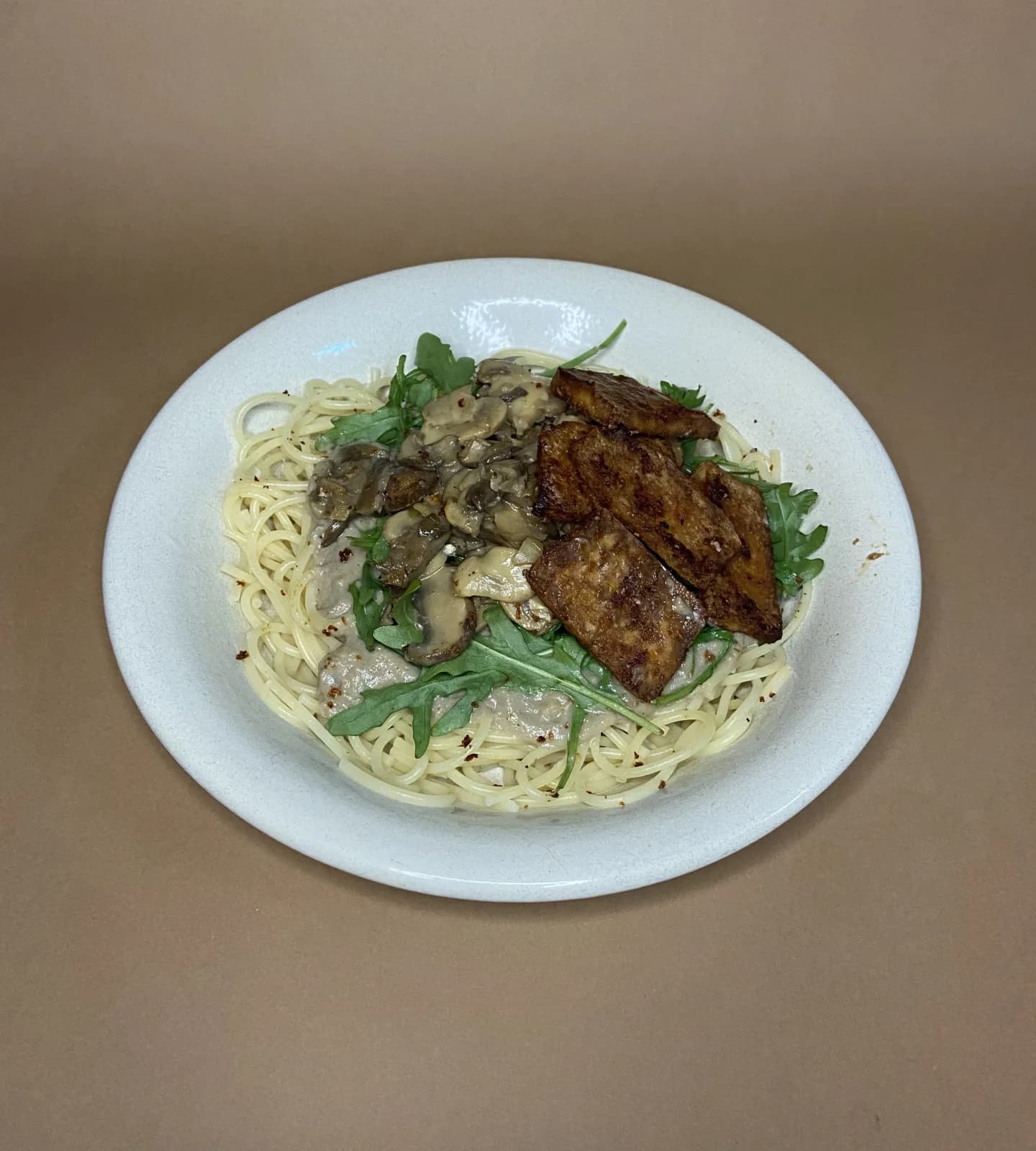 Esparguete com Molho de Cogumelos e Bacon de Tofu