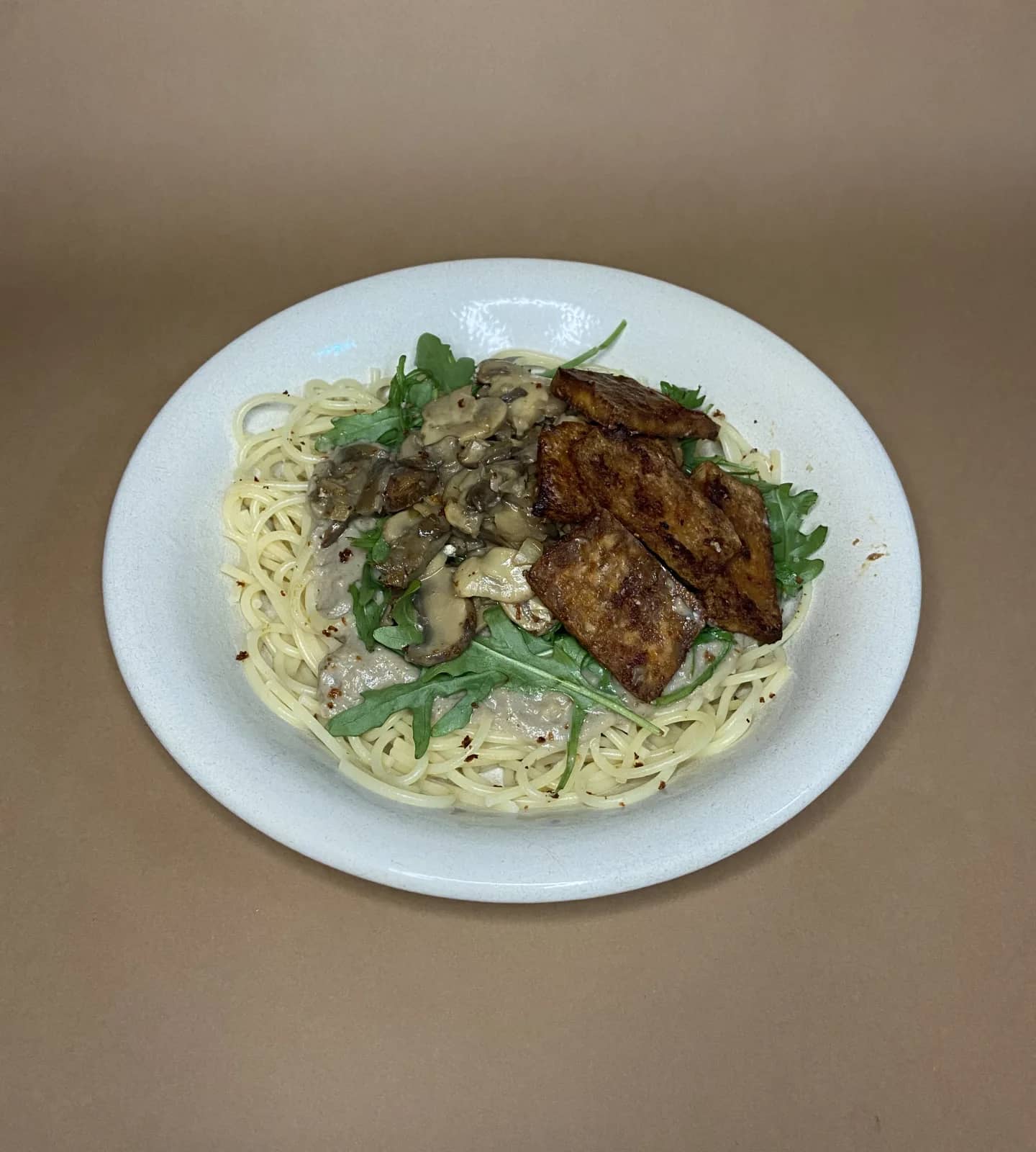 Esparguete com Molho de Cogumelos e Bacon de Tofu